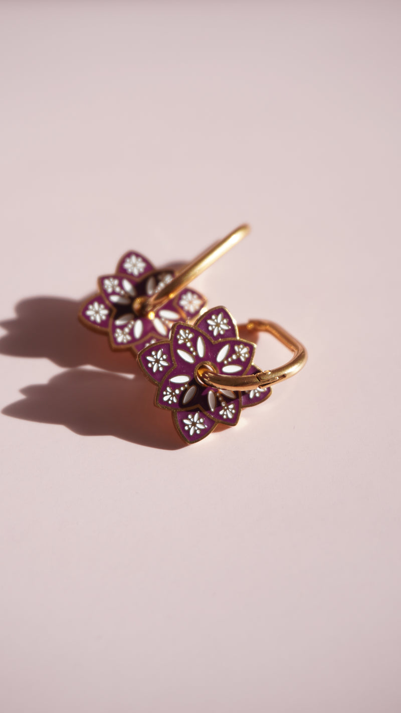 Boucles d'oreilles Prune : pampilles fleur violette émaillée sur créoles dorées