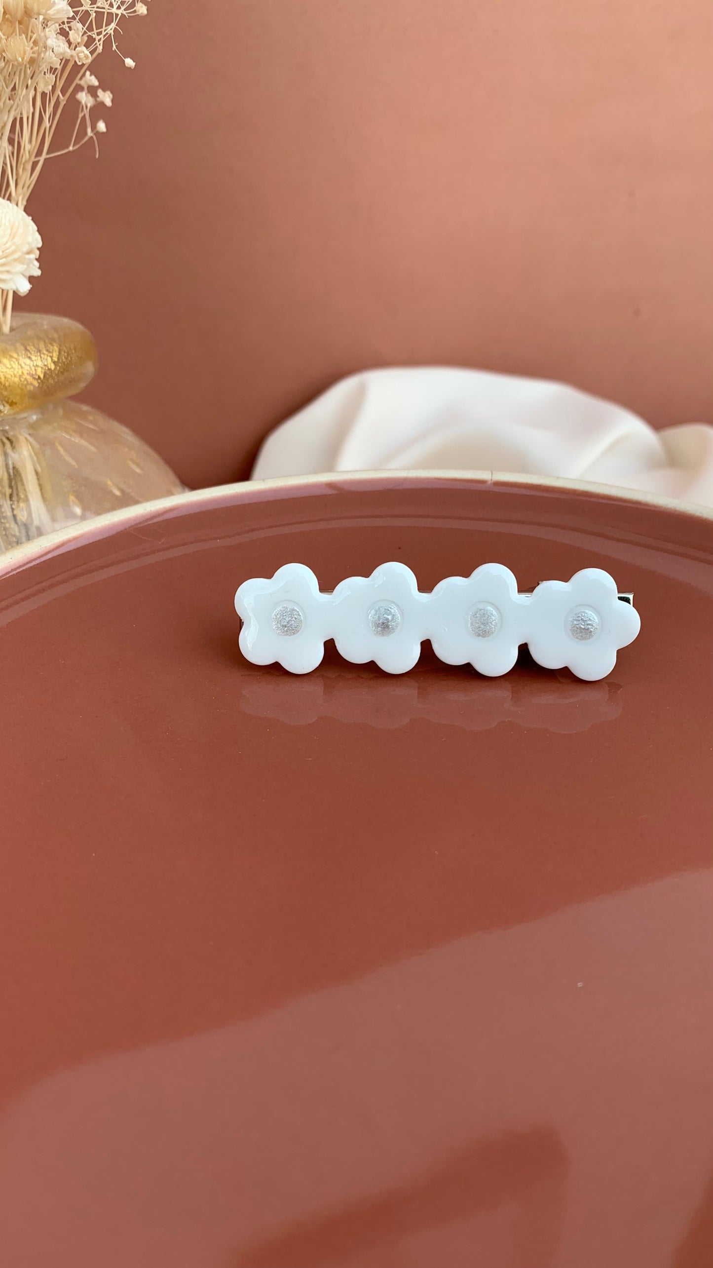 Barrette fleurs blanches