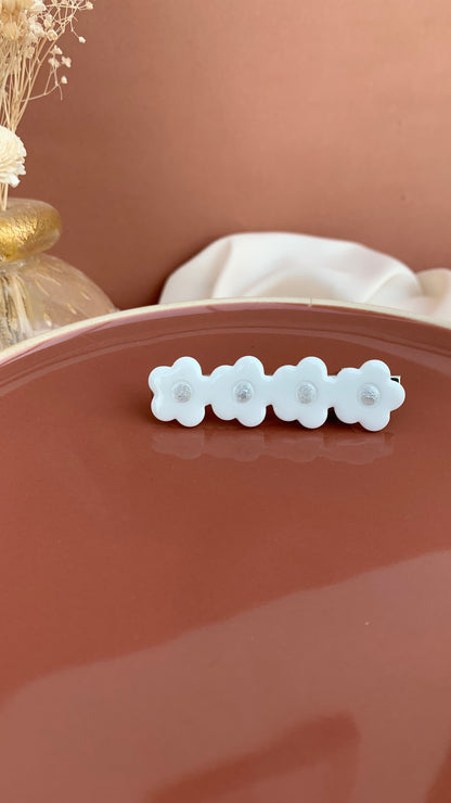 Barrette fleurs blanches