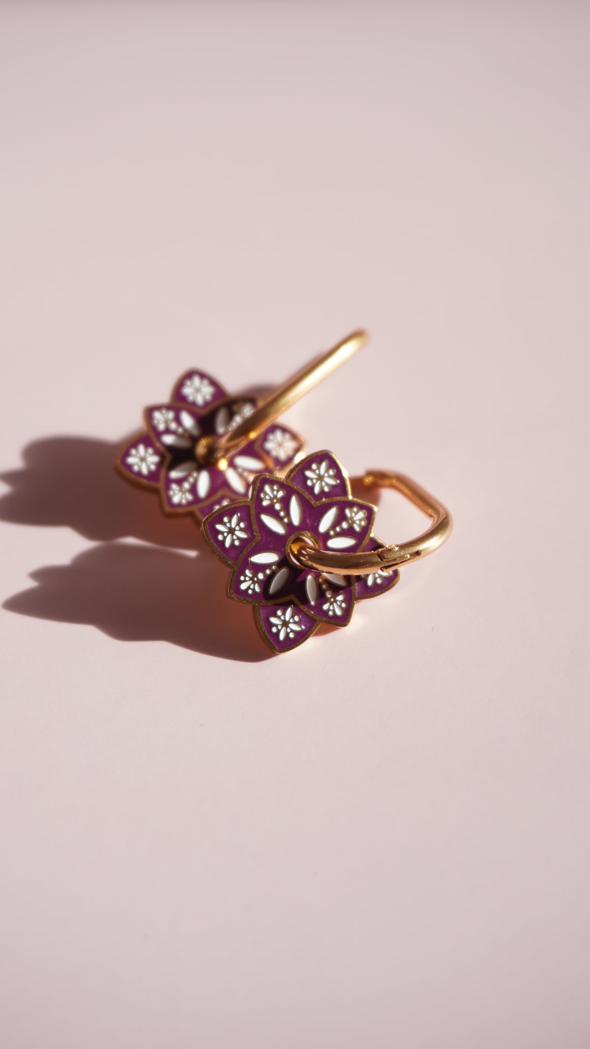 Boucles d'oreilles Prune : pampilles fleur violette émaillée sur créoles dorées