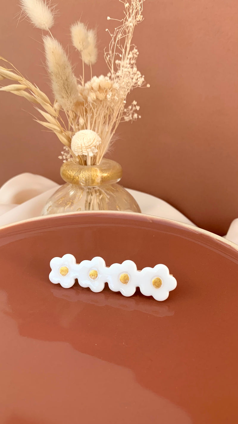Barrette fleurs blanches