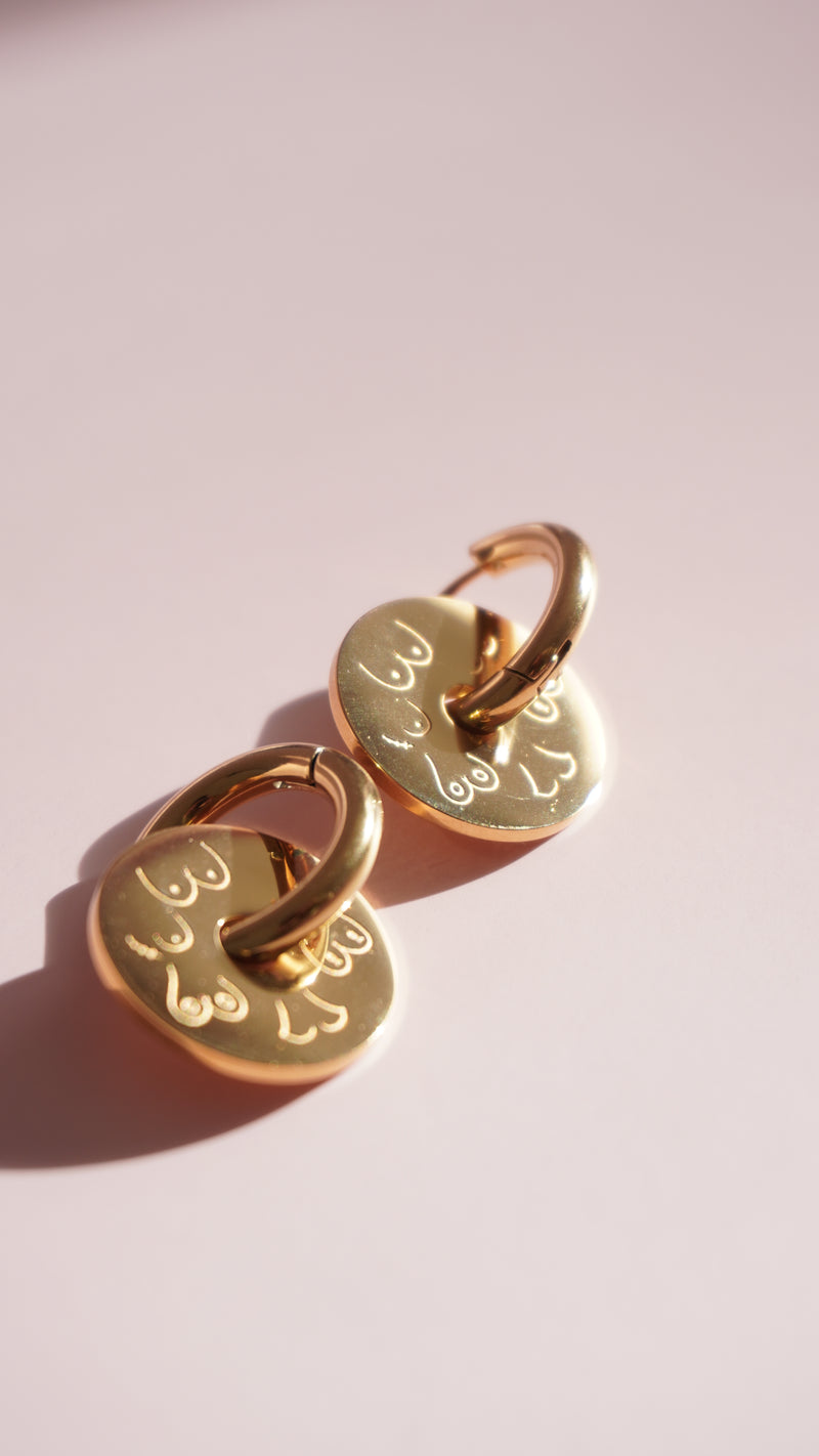 Boucles d'oreilles Selflove : pampilles dorées gravées de seins de toutes les formes