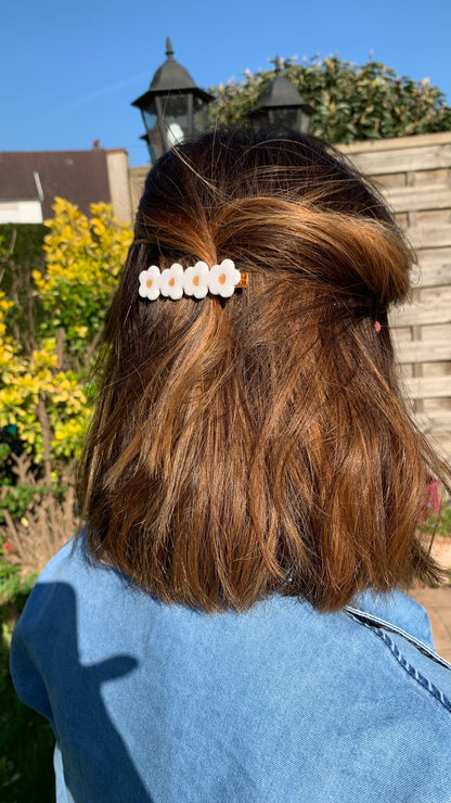 Barrette fleurs blanches