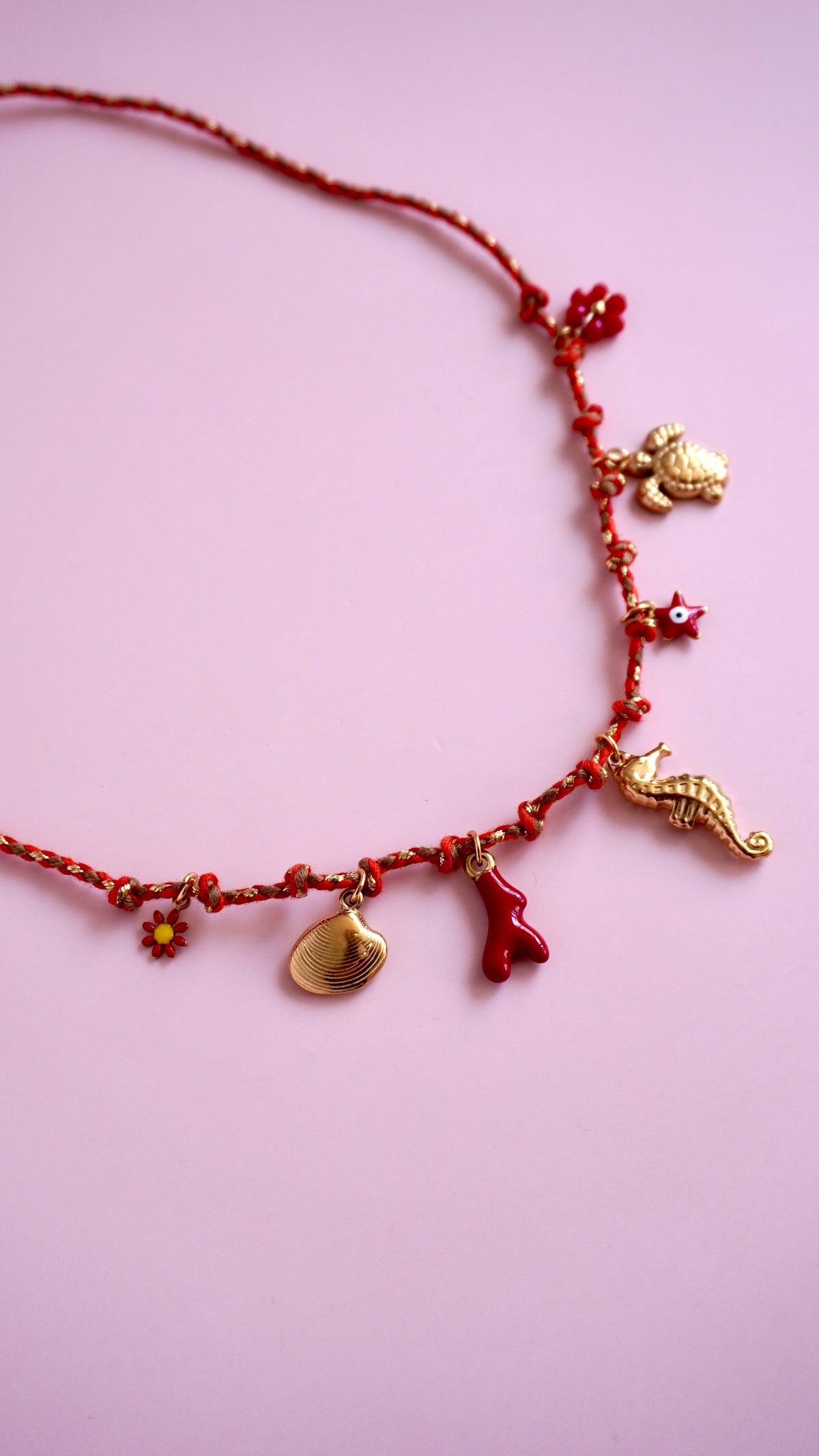 Collier rouge à breloques marines hippocampe, corail et coquillage