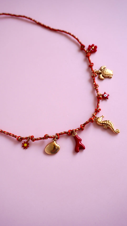 Collier rouge à breloques marines hippocampe, corail et coquillage